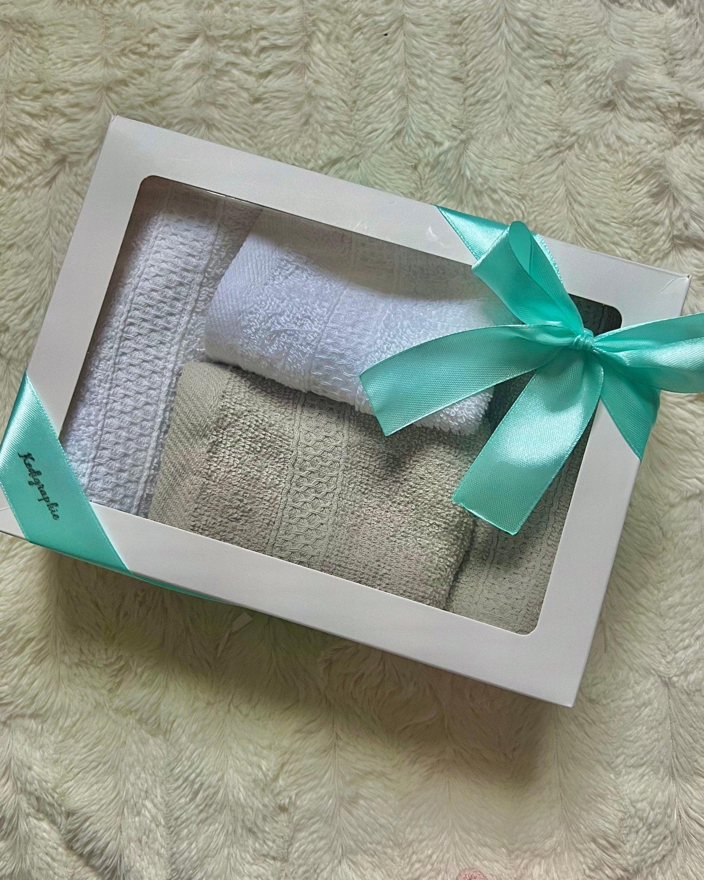 Coffret - Serviette & Gant de toilette - Brodé à la main